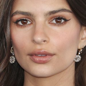 Emily Ratajkowski's Makeup Photos & Products | Steal Her Style