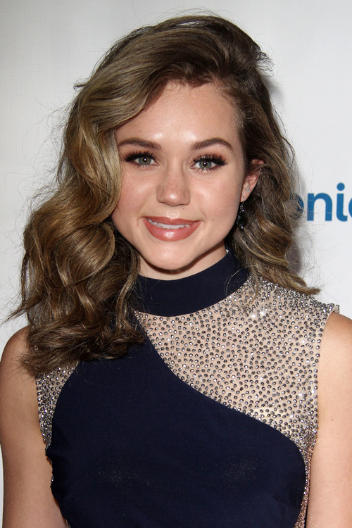 Brec Bassinger Wavy Medium Brown All-Over Highlights, Side 