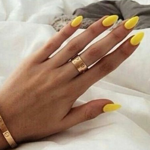 Madison Beer Yellow Nails | Steal Her Style