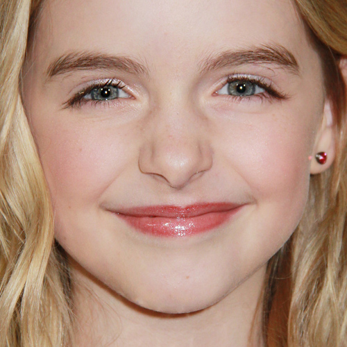 Mckenna Grace Makeup: Black Eyeshadow, Silver Eyeshadow & Clear Lip ...