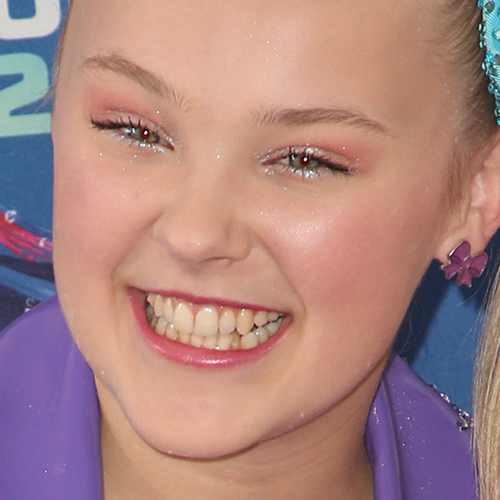 JoJo Siwa Makeup: Black Eyeliner, Pink Eyeshadow, Silver Eyeshadow ...