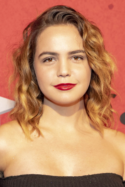 Bailee Madison Wavy Medium Brown All-Over Highlights Hairstyle | Steal ...