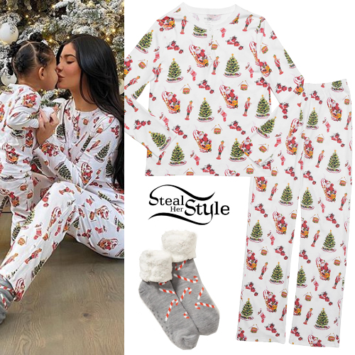 Kylie Jenner: Grinch Pajamas