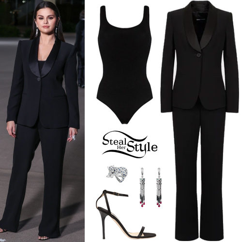 Selena Gomez looks drop dead gorgeous in black at the Academy
